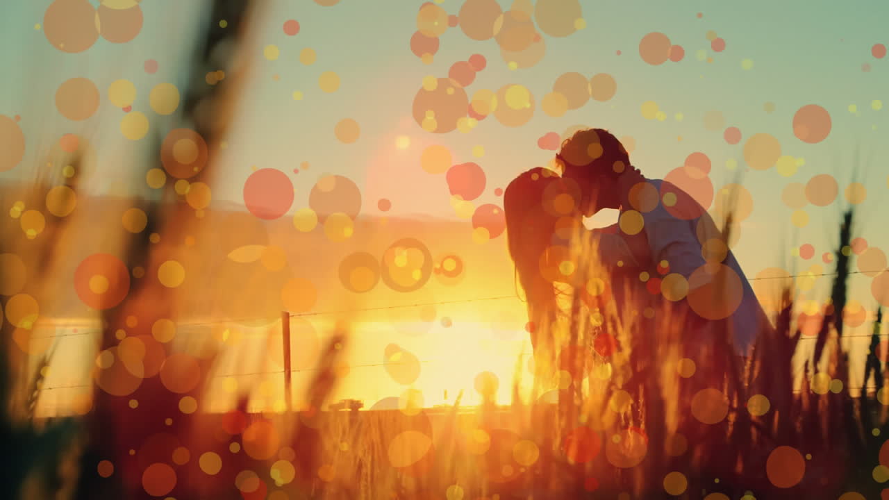 해가 지는 동안 키스하는 커플