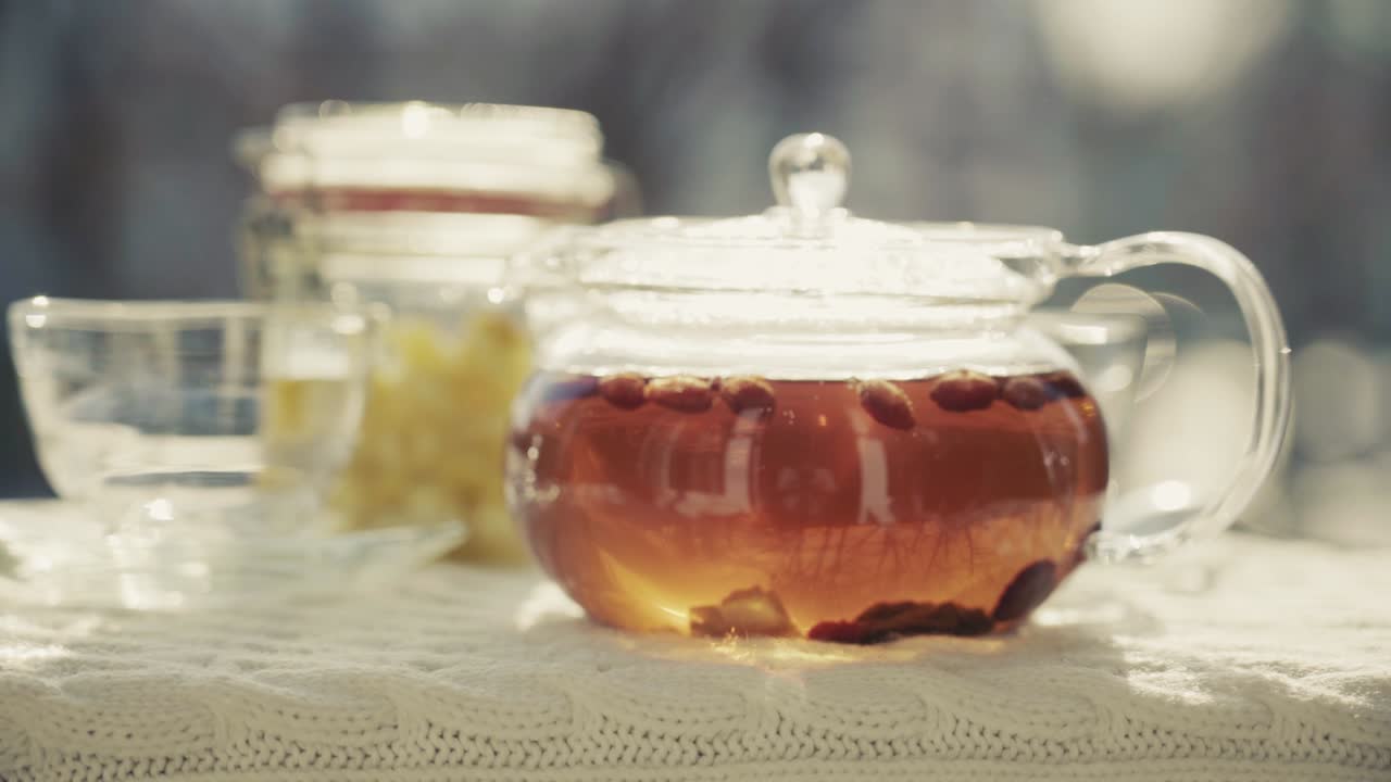 뜨거운 차가 차가운 곳에서 증기가 나고 있습니다.