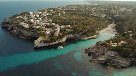 Vista-Aérea-De-La-Playa-Y-Resort-De-Cala-Llombards-Durante-El-Verano-En-Mallorca,-España