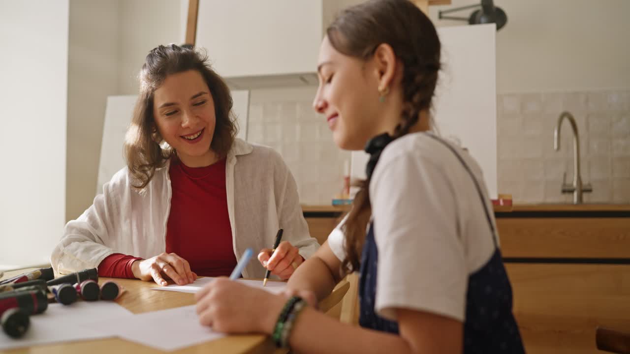 madre enseñando a su hija a dibujar