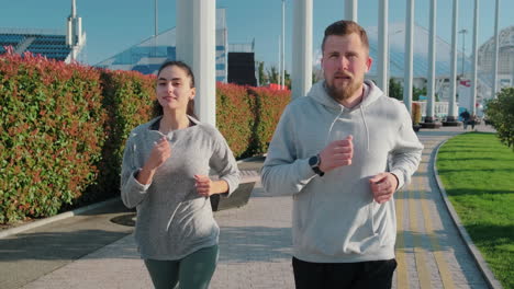 una pareja corriendo en un parque.