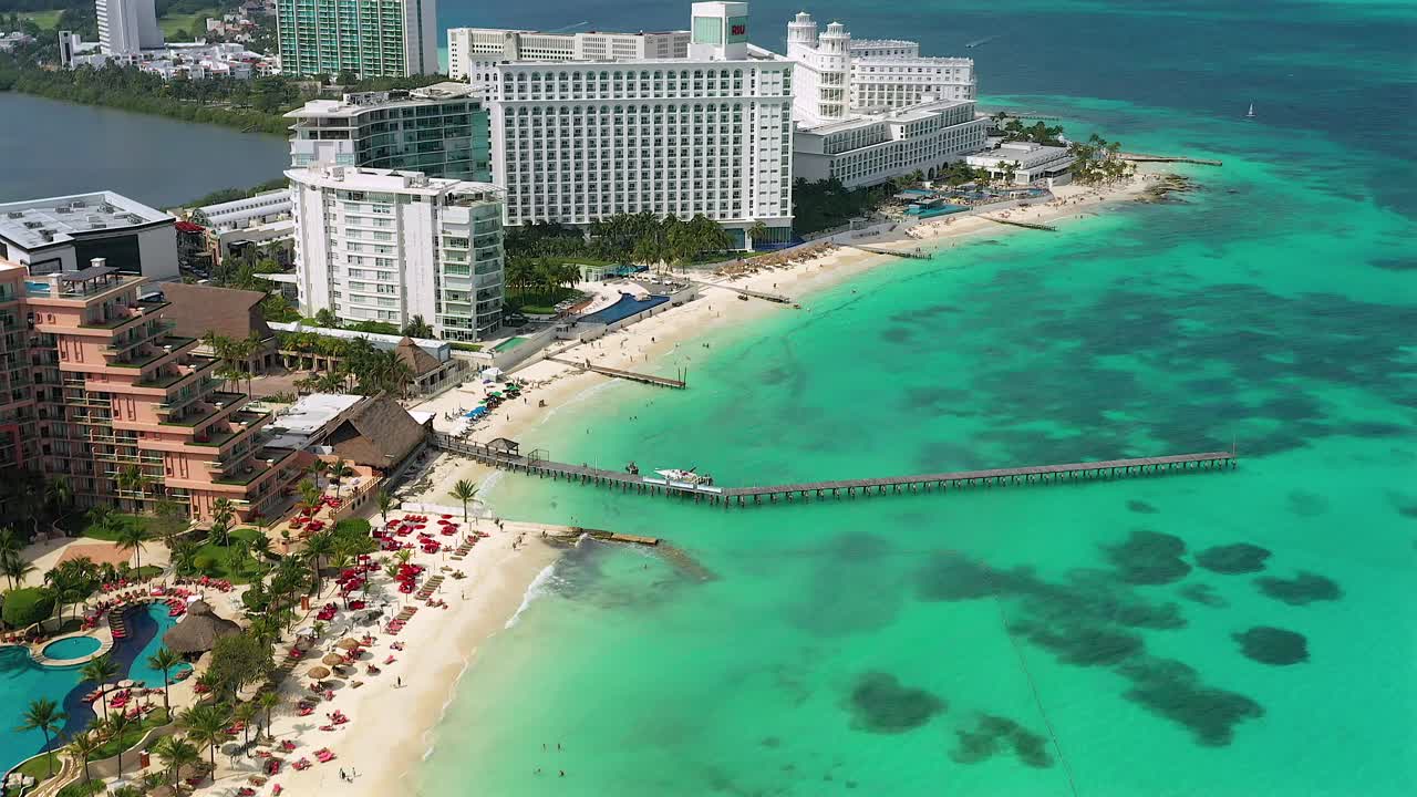 Vista aerea con drone su resort alberghieri e il Mar dei Caraibi, a Cancún, Messico