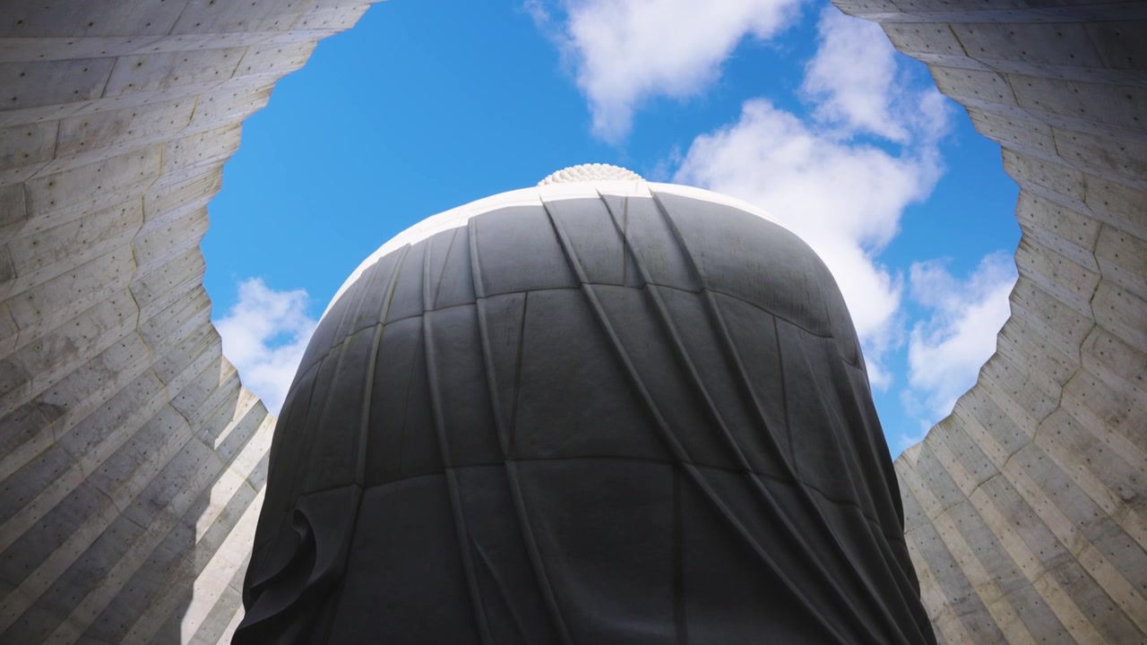 Enorme statua di Buddha, schiena con apertura verso il cielo azzurro, Sapporo, Giappone.