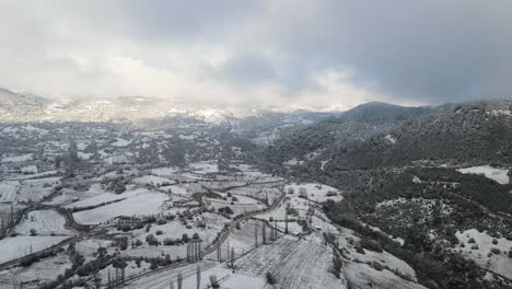 Winterwald-Hohe-Berge-Mit-Schnee-Bedeckt