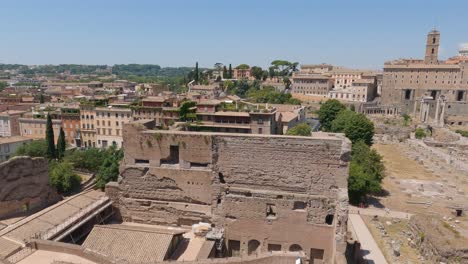 ángulo alto con vistas al foro romano en un día soleado con cielo azul claro