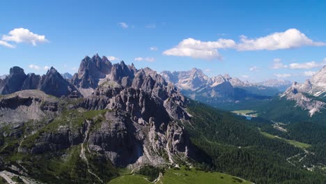 Nationalpark-Drei-Zinnen-In-Den-Dolomiten.-Wunderschöne-Natur-Italiens.