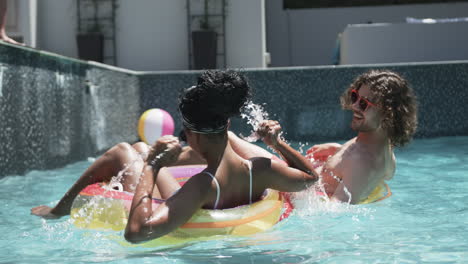 Pareja-Diversa-Disfruta-De-Un-Día-Soleado-En-La-Piscina