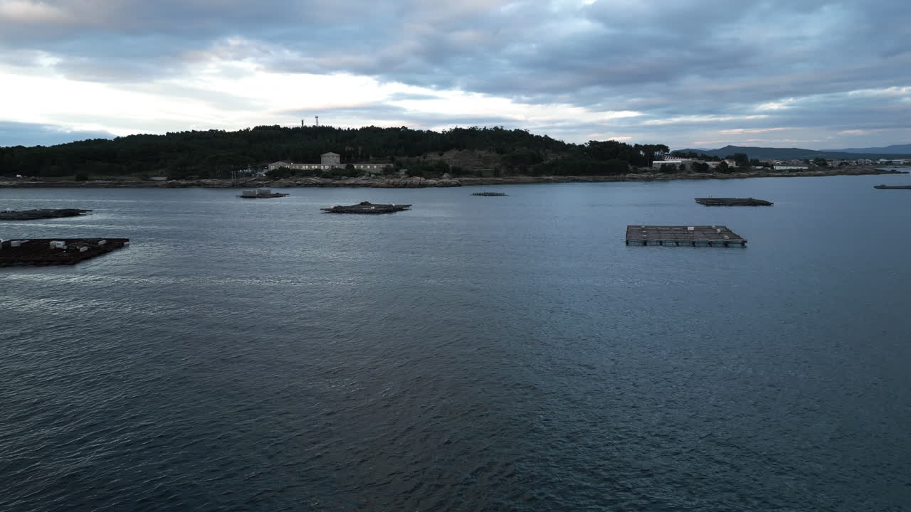 스페인 북부 오그로브에 있는 가재 우리의 드론 샷