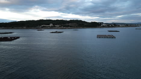 toma de drones de jaulas de cangrejos de río en o grove en el norte de españa
