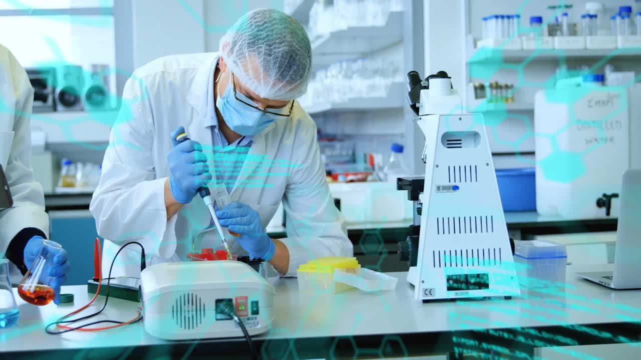 animación del procesamiento de datos científicos sobre un científico caucásico en el laboratorio.