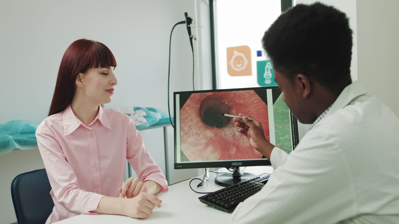Il medico di famiglia sta dando ottime notizie sui risultati medici delle pazienti durante una consultazione