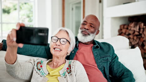 Old-couple-on-sofa-with-love