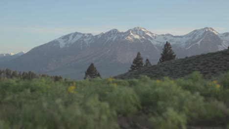 Tiro-Ascendente-Sobre-Las-Montañas-De-Sierra-Nevada