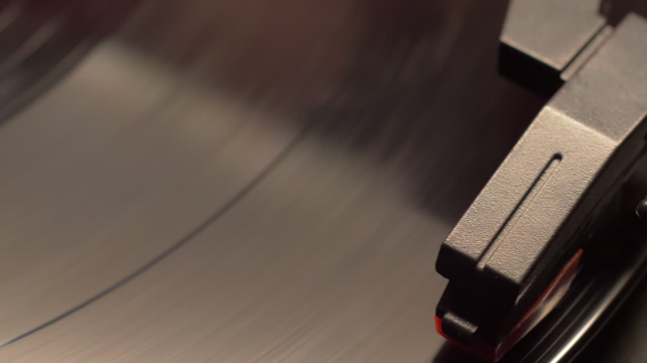 레트로 레코드 플레이어의 슬라이더 이동 바늘이 빈티지 비닐 음악 앨범에 떨어지고, 오른쪽에서 왼쪽으로