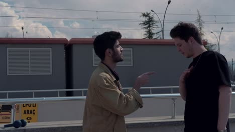 dos hombres discutiendo
