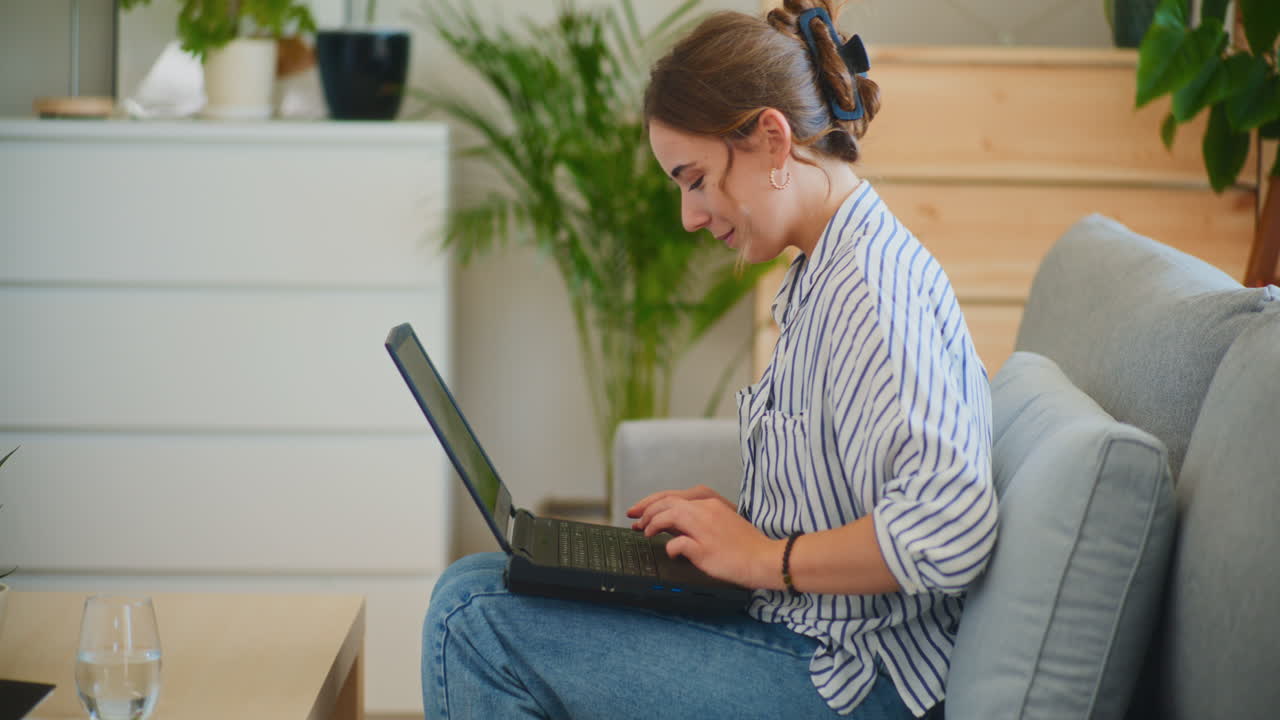 mujer de negocios feliz escribiendo un correo electrónico positivo