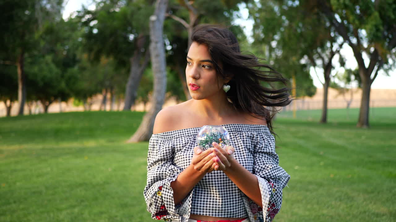 마법에 걸린 수정 구슬 슬로우 모션이 있는 아름답고 신비한 집시