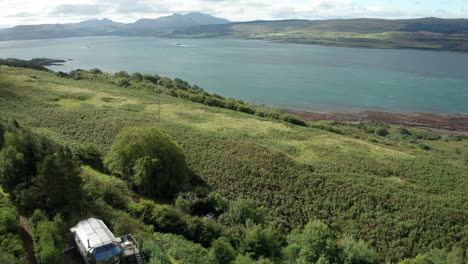 antena - volando sobre una casa de cápsulas de aluminio en la costa oeste de escocia