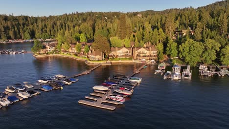 large-lakeside-mansions-with-boat-docks-on-lake-arrowhead-in-california-AERIAL-DOLLY-PULLBACK-RAISE-UP