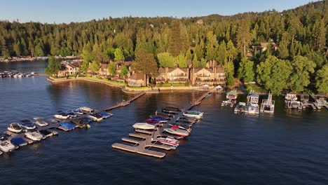 grandes mansiones junto al lago con muelles de barcos en el lago arrowhead en california dolly aérea pullback levantarse
