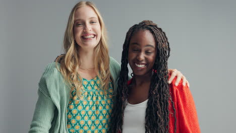 dos amigas abrazándose y sonriendo