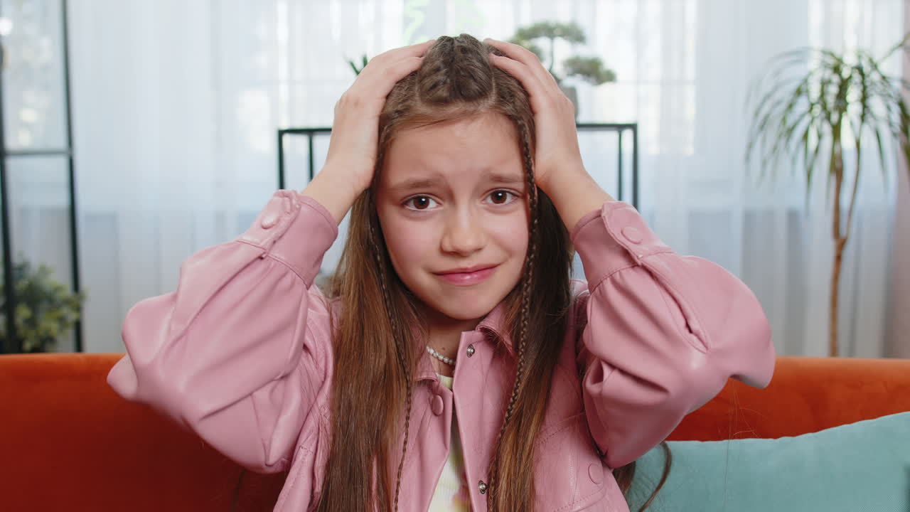 Giovane ragazza triste bambino che sente disperazione e solitudine esaurimento nervoso perdita sfortunata cattive notizie