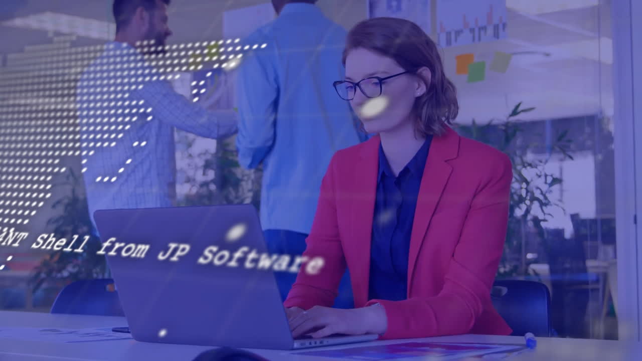 animación del procesamiento de datos financieros sobre una mujer de negocios caucásica que usa una computadora portátil en la oficina