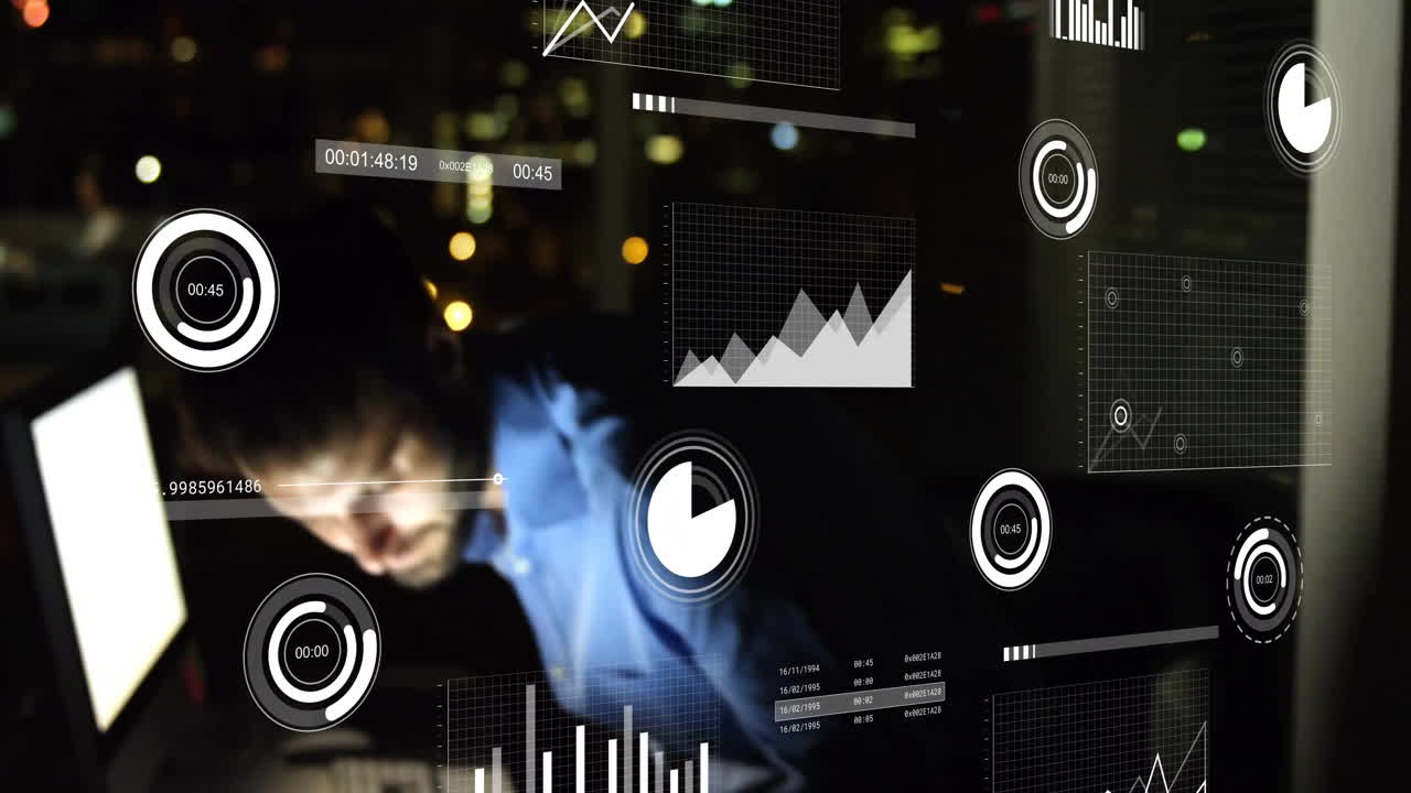 animación de la interfaz infográfica sobre empresario caucásico trabajando en la tableta en la oficina por la noche