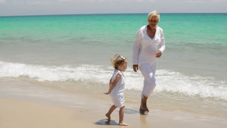 Niña-Y-Abuela-Jugando-En-La-Playa.