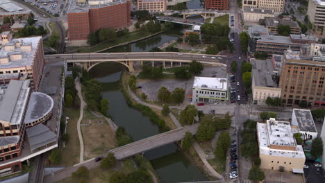 Drone-shot-of-the-Buffalo-Bayou-that-runs-through-downtown-Houston,-Texas