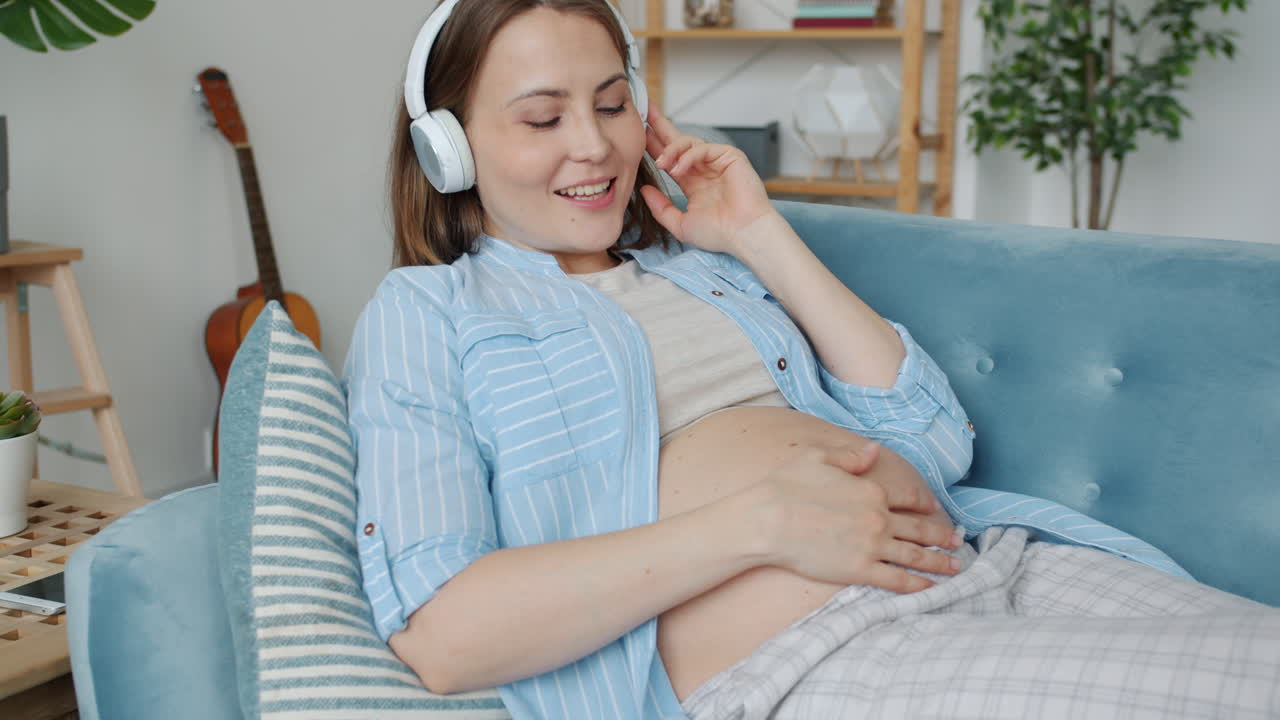 беременная женщина слушает музыку
