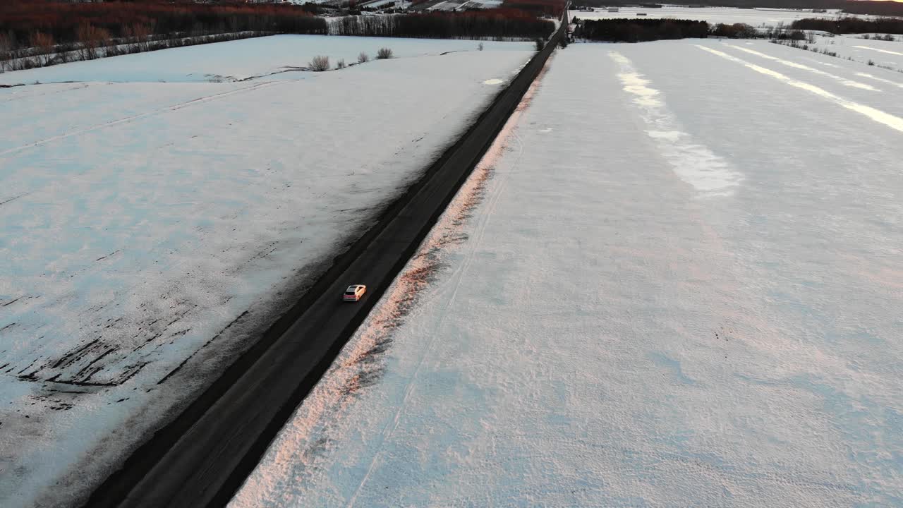 긴 도로를 달리는 자동차의 드론