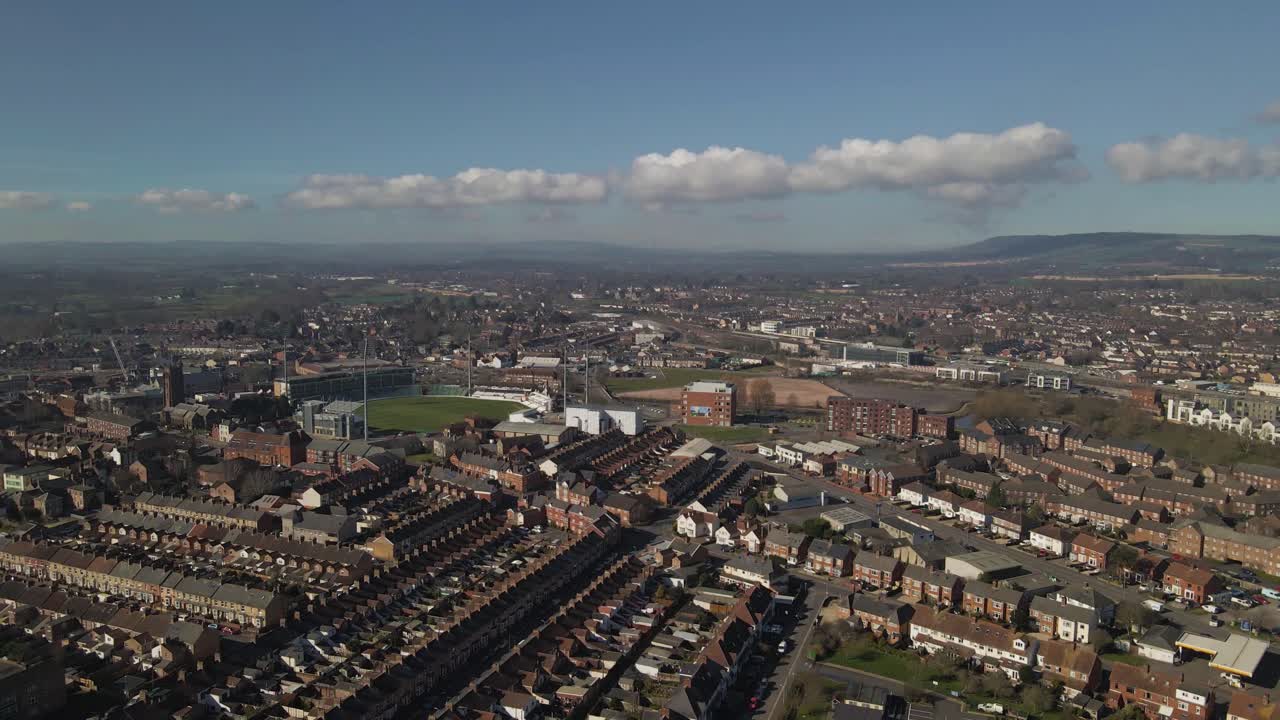 vista aérea de 4k de taunton somerset, reino unido, drone moviéndose hacia atrás y mostrando el cielo azul con algunas nubes