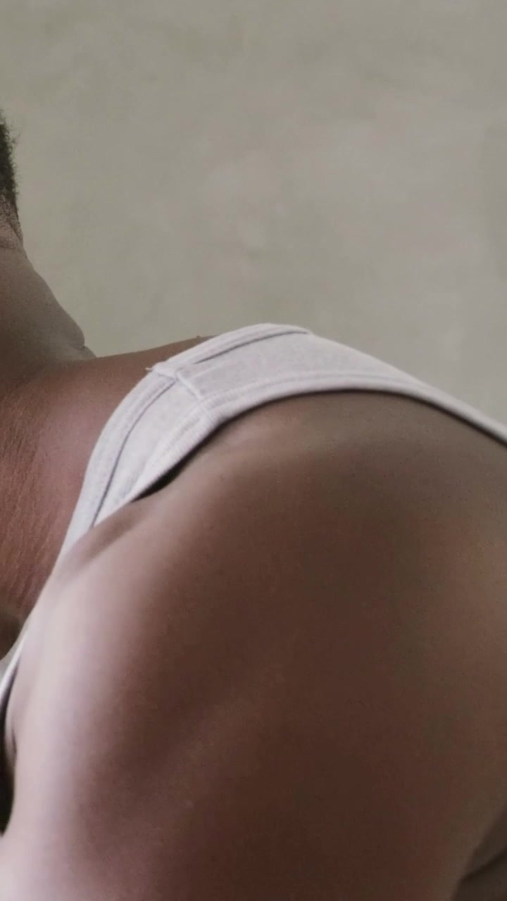 Video verticale: La telecamera inizia con un'inquadratura ravvicinata, uomo che si china in avanti in camera da letto, mostrando gli slip bianchi.