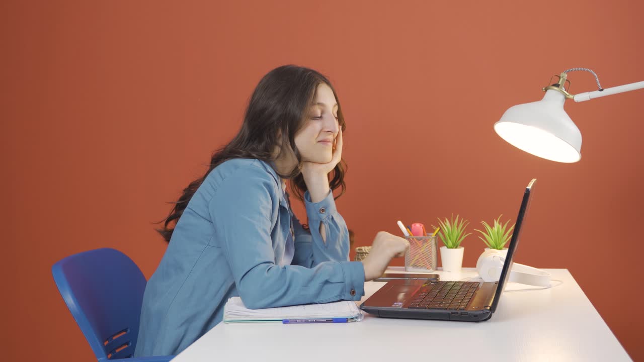 젊은 여성이 노트북으로 채팅하고 있습니다.