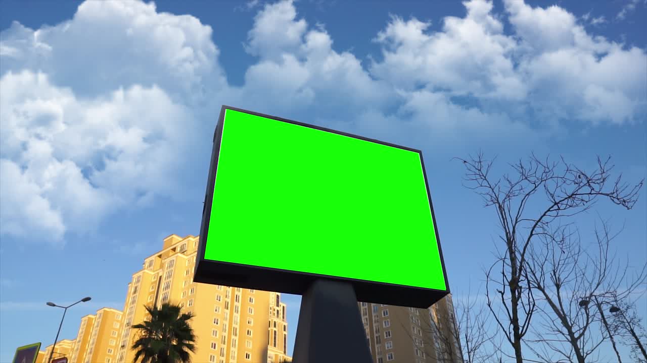 cartel de pantalla verde en la vida urbana, la ciudad. panel de publicidad en blanco, banner para el marketing. clave de croma signo vacío.