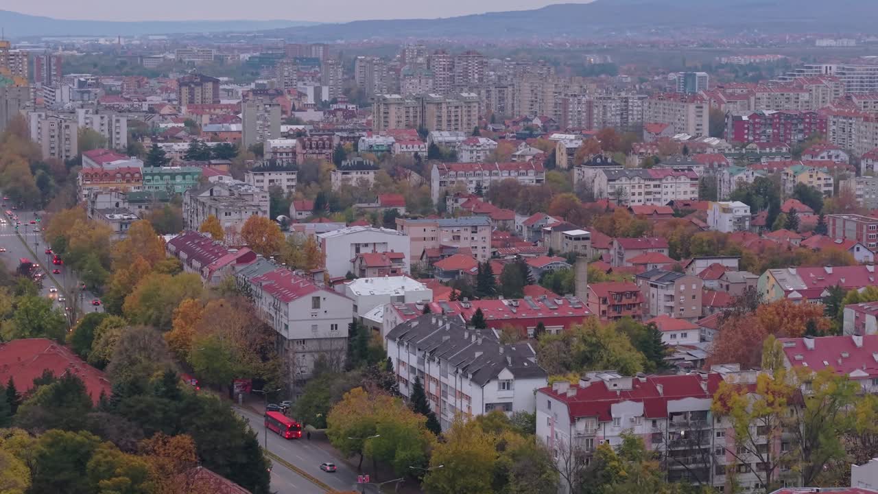 Voo de drone sobre uma estrada movimentada em Niš, Sérvia, revelando a paisagem urbana enquanto o tráfego flui pela área urbana