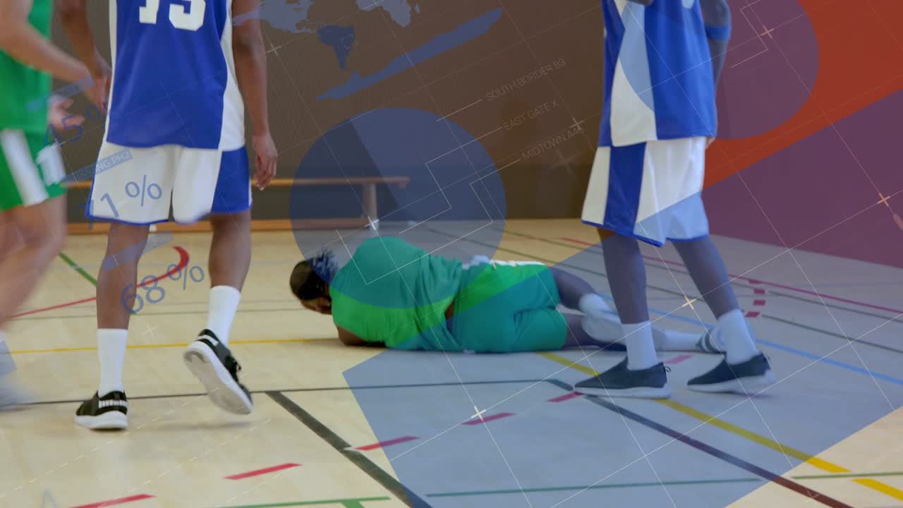 Grønn basketballspiller driver for å score, kolliderer med forsvarere, faller, holder seg, sjekker overlegg.
