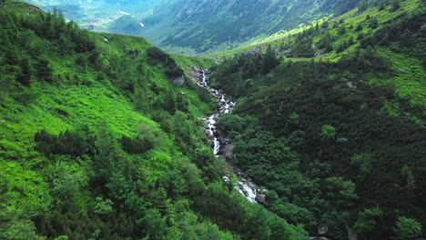 Wunderschöne-Enthüllung-Einer-Riesigen-Bergstraßenlandschaft