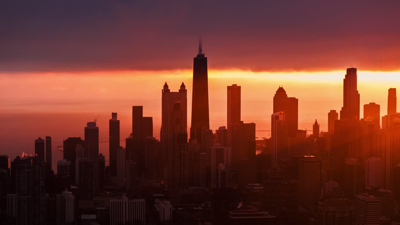 hiperlapso aéreo de chicago con niebla y nubes dramáticas