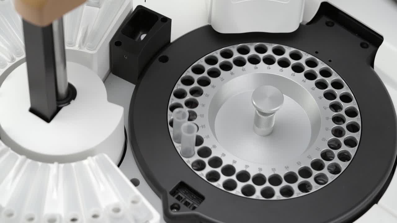 한 의 시험 튜브를 가진 화학 분석기는 완전한 원으로 회전합니다.