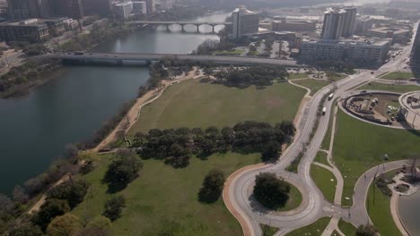 una vista aérea espectacular de los numerosos festivales y eventos al aire libre de la ciudad, con multitudes de personas reunidas para celebrar