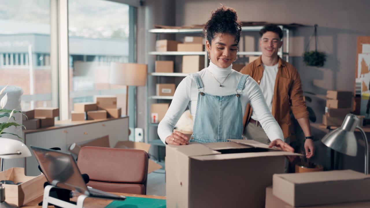 Persone in un ufficio con delle scatole