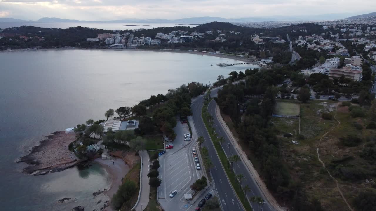 그리스 아테네 의 볼리아그메니 지역 의 공중 촬영 | 아테네 리비에라 고속도로 와 볼리아그메니 의 해변 | 4k