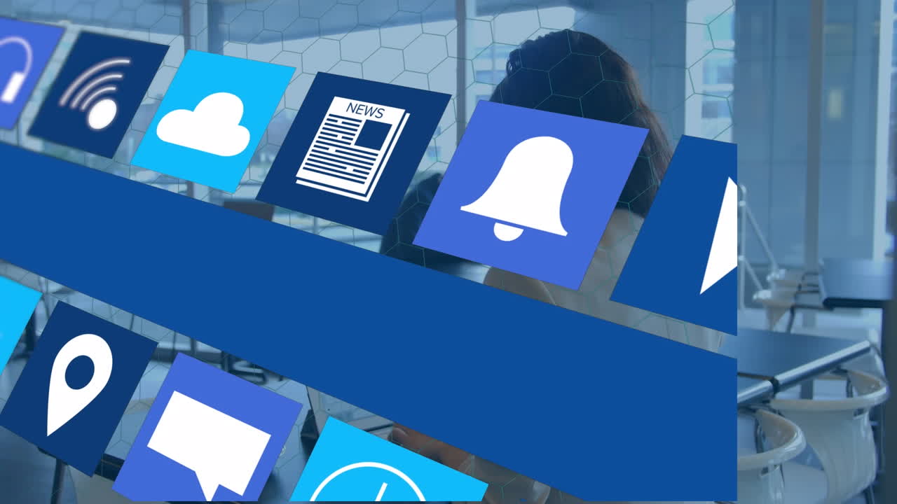 animación de iconos y procesamiento de datos sobre personas de negocios que utilizan dispositivos electrónicos.