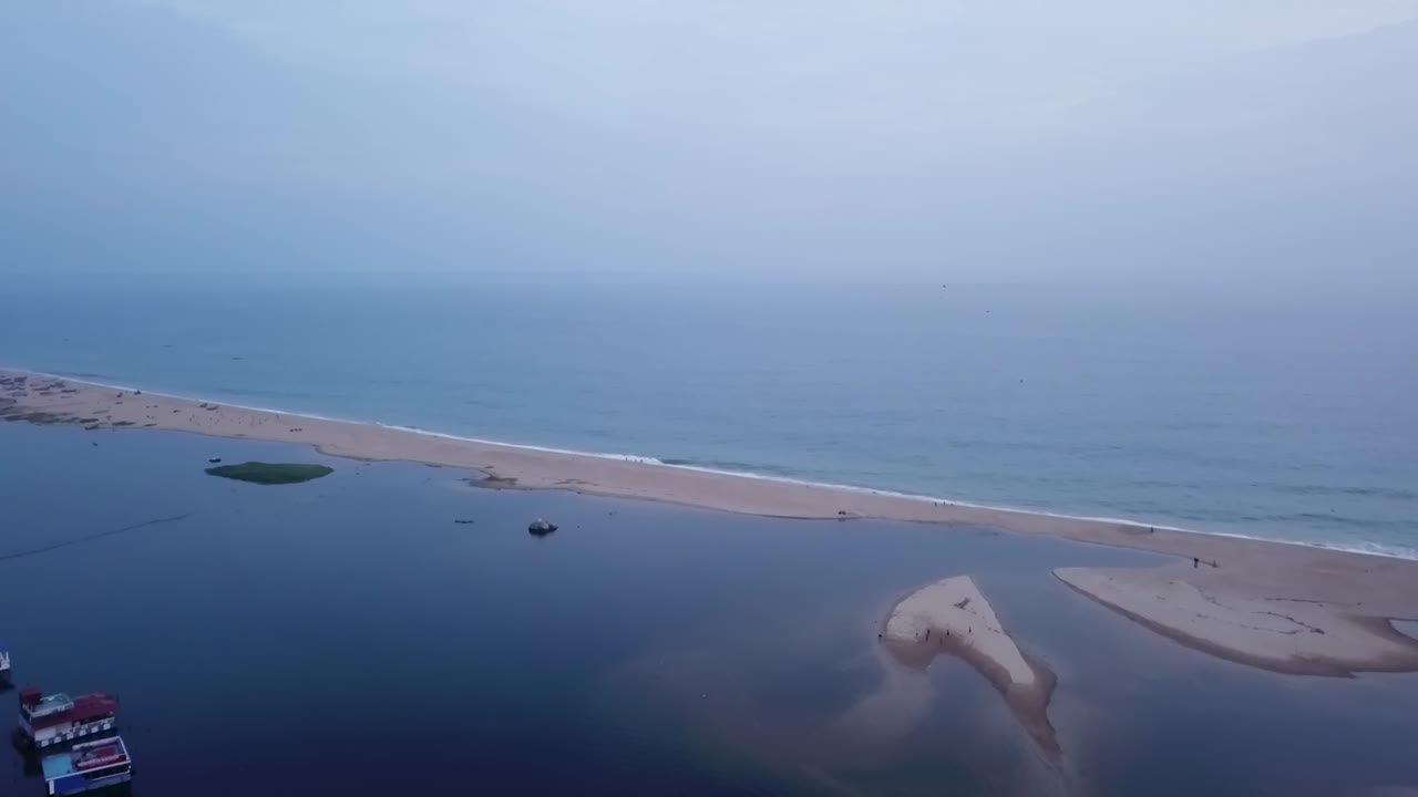 인도 에 있는 이솔라 디 코코 해변 에 있는 아름다운 평온 한 파도 - 공중 사진