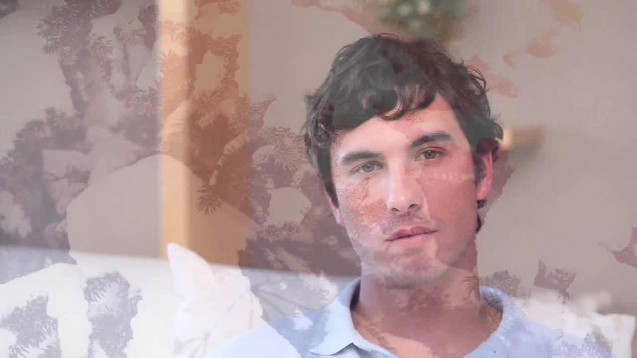 매크로 바이러스를 통해 집에서 휴식을 취하는 미소 짓는 남자의 애니메이션