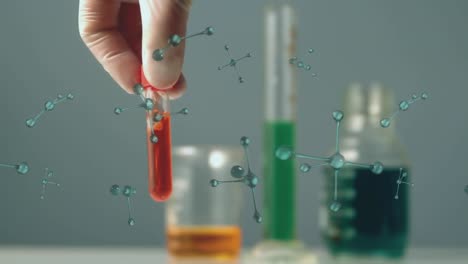 animación de moléculas girando sobre un científico caucásico sosteniendo un tubo de ensayo con líquido rojo