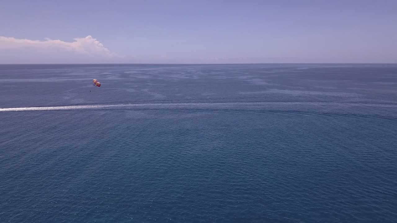 맑고 화창한 날 오아후 섬 하와이에서 패러세일링의 공중 전망