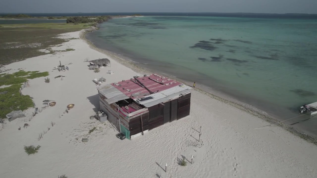 Vista aerea di una capanna rustica di pescatori sull'isola di Cayo Pirata